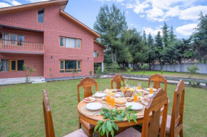 StayVista at Pinewood Villa - Pet Friendly Villa with Lawn & Pool Table